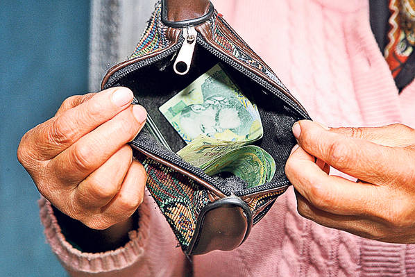 Creşte salariul minim, dar se scumpesc gazele