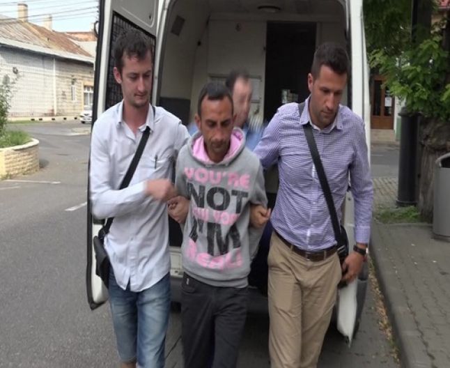 Crima de la Cugir: bărbatul care şi-a înjunghiat fosta iubită şi pe tatăl acesteia în stradă, arestat preventiv