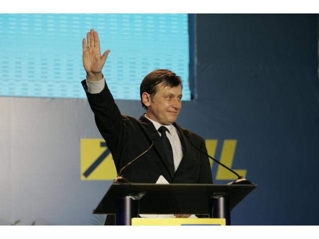 Crin Antonescu riscă trei ani de puşcărie