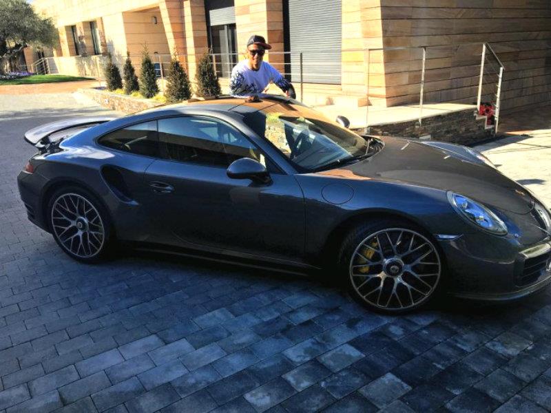 Cristiano Ronaldo și-a mărit colecția de mașini cu un exemplar trăsnet, în valoare de 232.000 de euro