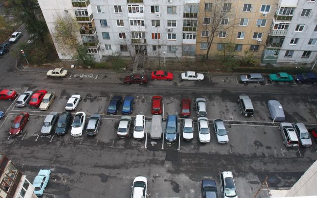  Criza locurilor de parcare de resedinta din marile cartiere de blocuri. Cum a ajuns Primaria Sectorului 6 sa inchirieze trotuarele drept locuri de parcare