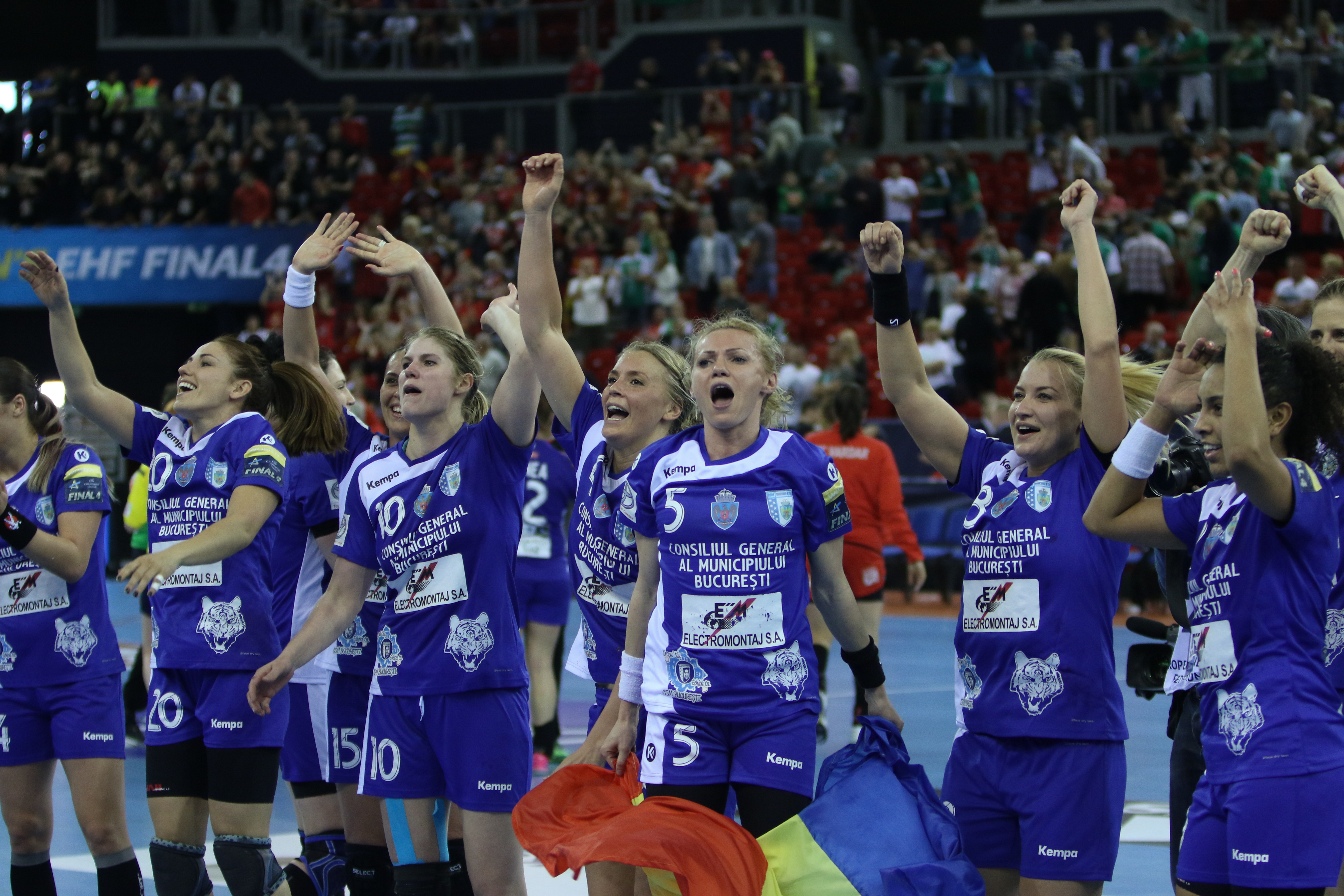 CSM BUCUREȘTI a câștigat Liga Campionilor!!! Româncele au învins-o pe Gyor la loviturile de la 7 metri