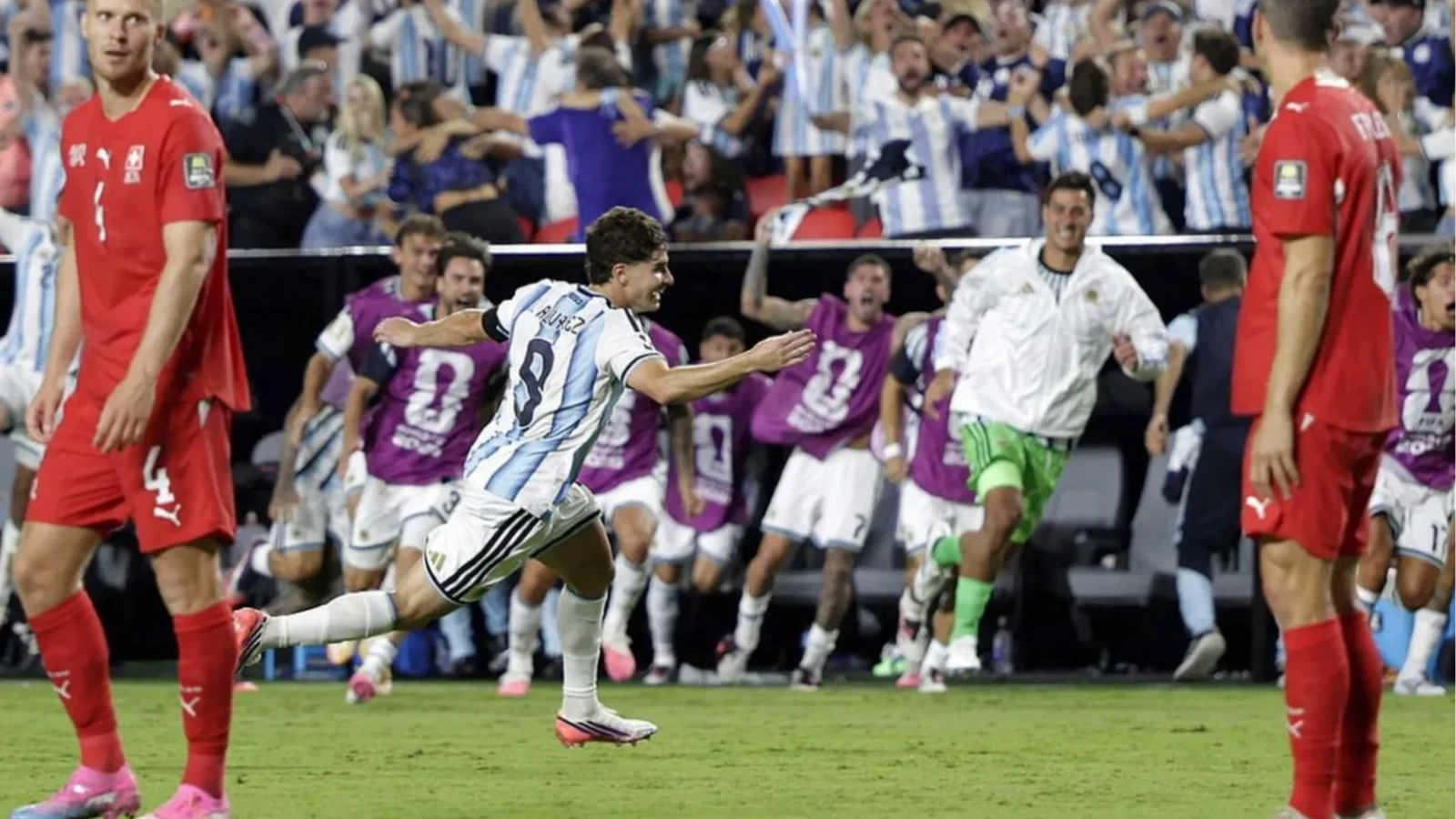 Cu un jucător în plus, Argentina s-a calificat dramatic în semifinalele Cupei Mondiale, evitând la limită loteria penalty-urilor
