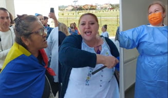 Cum a atacat Diana Șoșoacă alături de fanii ei un centru de vaccinare. Medic: „Sincer, m-am temut pentru viața mea
