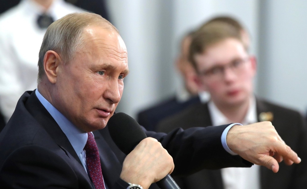 Cum a reactionat Putin cand o femeie l-a luat la intrebari despre salariul sau si viata grea a rusilor de rand