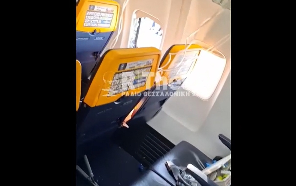 Cum s-a spart geamul avionului Ryanair prin care un bărbat a fost aspirat afară. Anchetatorii au finalizat raportul
