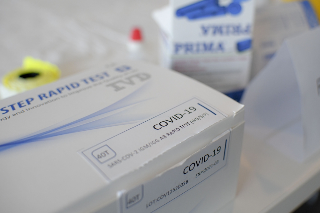 Cum s-a tratat acasa un tanar diagnosticat cu COVID-19. Reteta pe care i-a prescris-o un medic specialist: