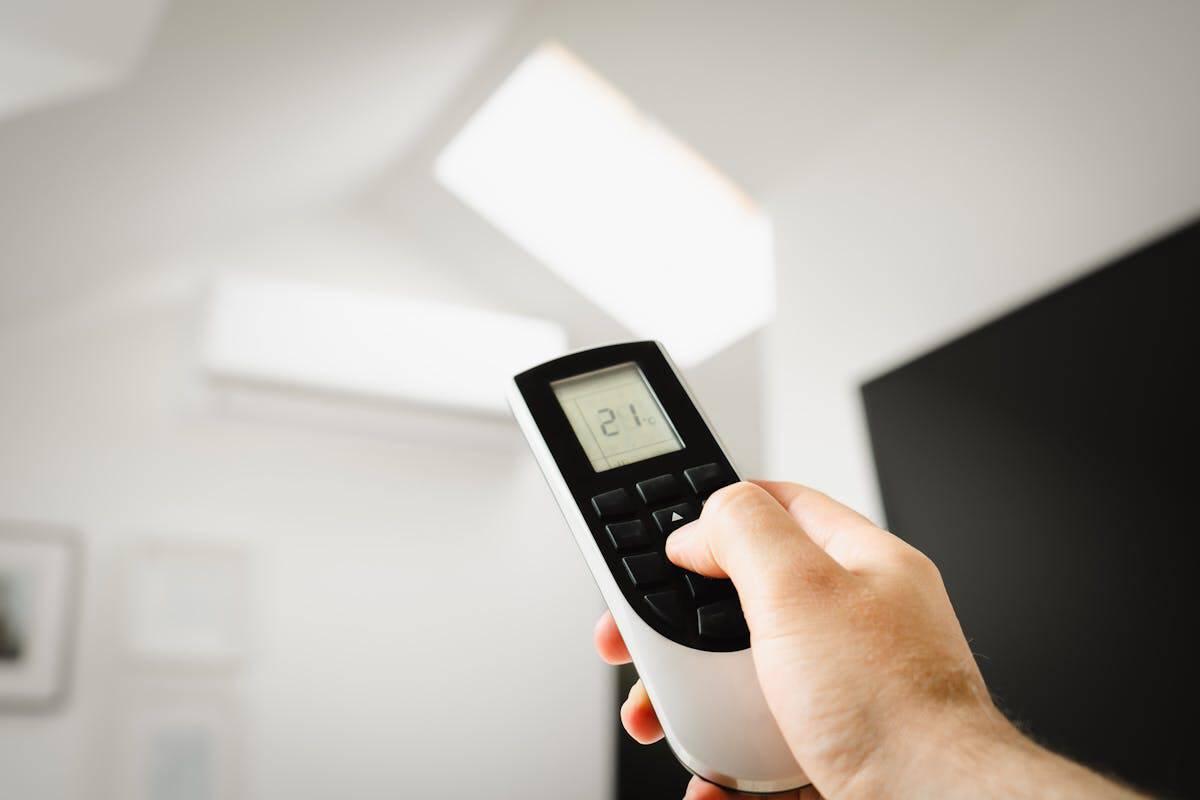 Cum să economisești energie cu un aer condiționat 12000 BTU fără să renunți la confort
