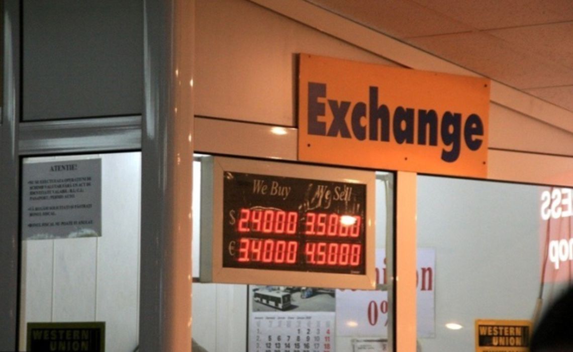 Curs valutar-șoc 27 septembrie 2019. Cea mai ridicată valoare din ultimii ani. Câți lei costă 1 dolar și 1 euro
