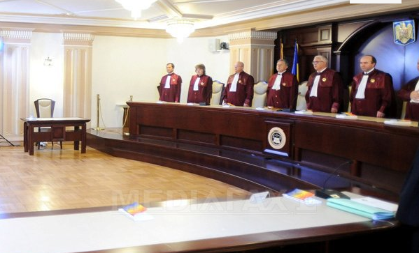 Curtea Constituţională discută în 20 iulie propunerea de revizuire a Constituţiei referitoare la căsătorie