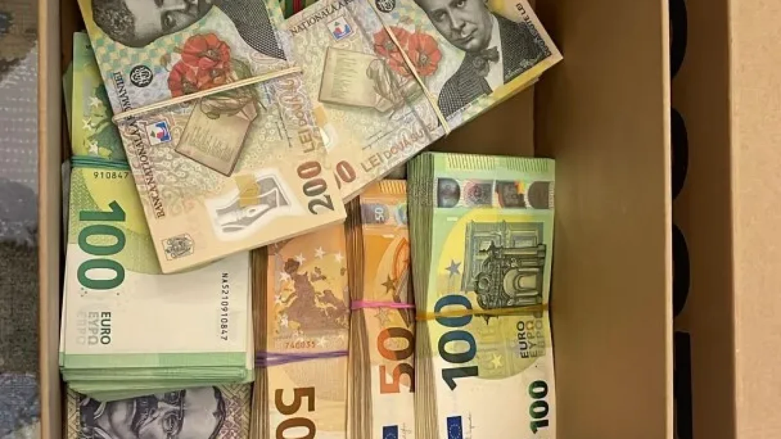 Cutii întregi cu sute de mii de euro găsiți de DNA în casa șefului ARR - fostul șef de cabinet al lui Grindeanu de la Ministerul Transporturilor