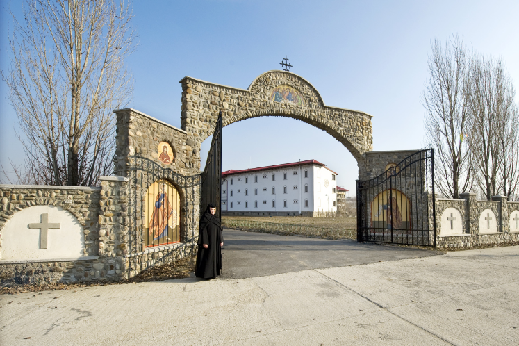 Cuviosul Gigi Becali a dat în judecată o mănăstire pentru a-i lua o parte din teren