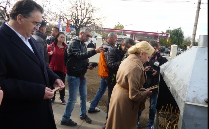 Dăncilă a aprins o lumânare pentru Iohannis, la Focșani: