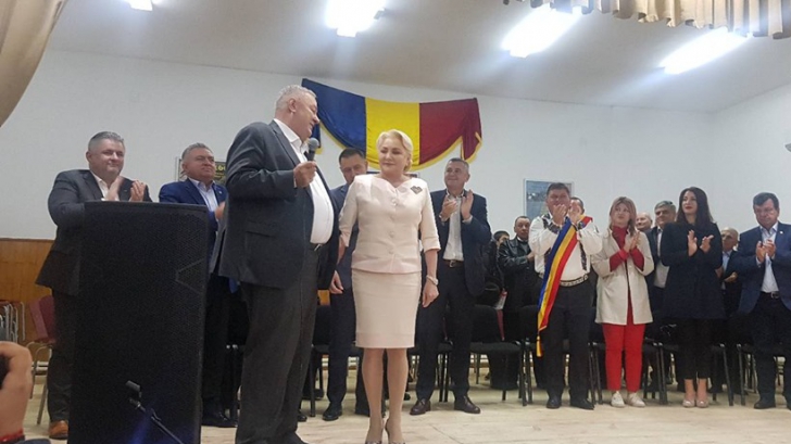 Dăncilă râde de Orban: „Parcă joacă într-un film de comedie