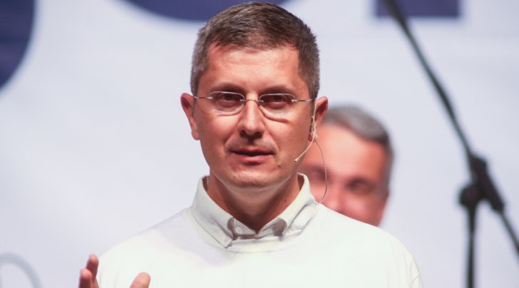 Dan Barna, acuzat că folosește Constituția ca 