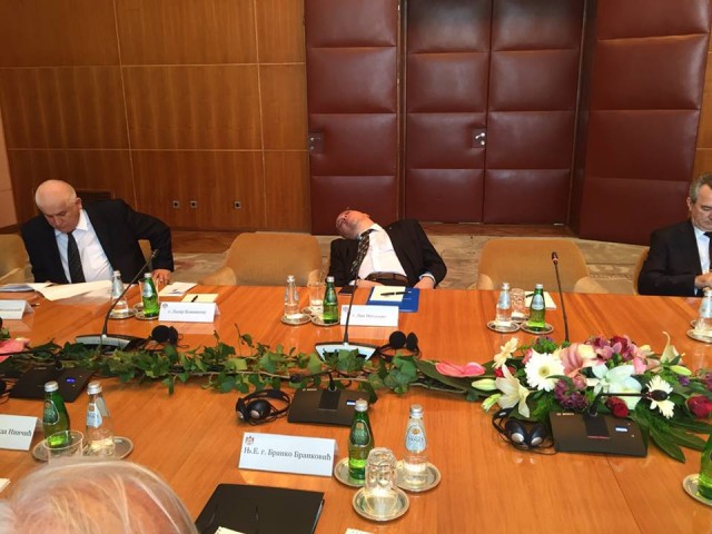Dan Mihalache făcea pe mortu-n păpușoi la o întâlnire oficială Iohannis - Nikolic