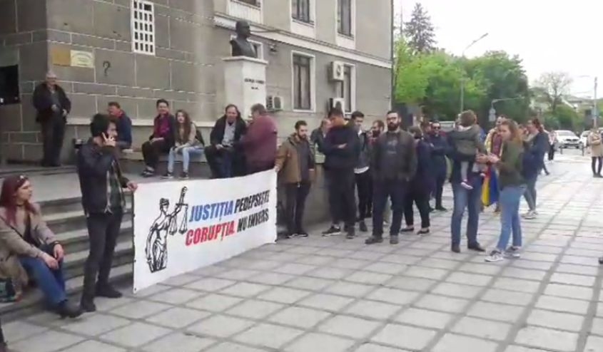 Dancila a fugit in zadar de protestatari la Cluj. Tot au huiduit-o si au aruncat inspre ea cu hartie igienica