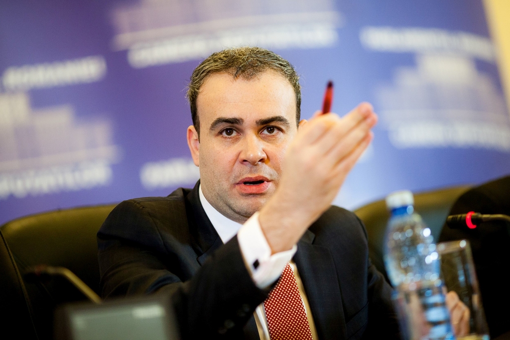 Darius Valcov a publicat fisa medicala a unui cetatean si il asemana pe Iohannis cu Hitler