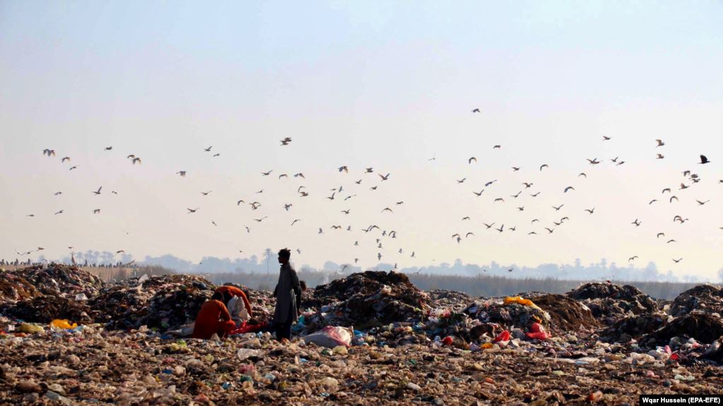 De ce e poluarea la cote alarmante. România e țara care importă deșeuri fără să aibă gropi de gunoi!