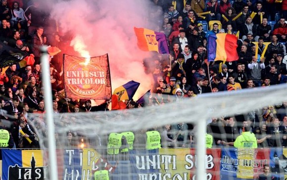 De ce s-a ajuns ca România - Finlanda să se joace cu porţile închise