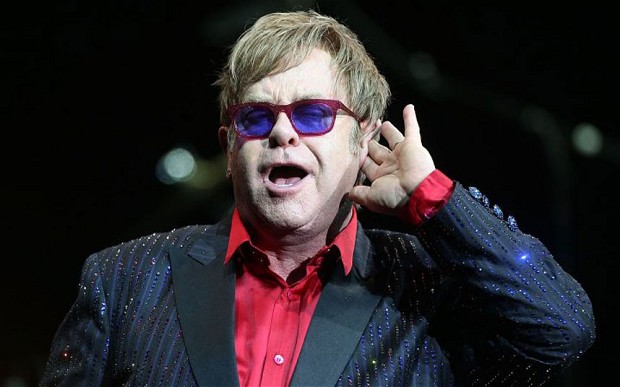 De data asta n-a mai fost o farsă: Putin l-a sunat la telefon pe Elton John