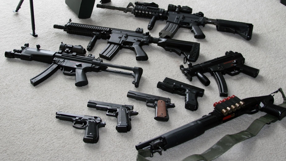 Deținătorii de arme neletale sunt obligațí să facă cursuri de instruire teoretică și practică