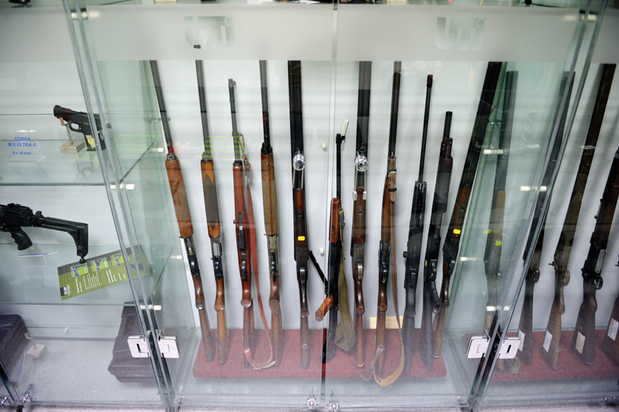 Deținătorii de arme vor fi reevaluați psihologic
