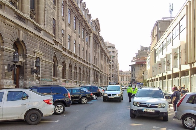 Decizie aberantă a Gabrielei Firea: Poliția Locală a ocupat parcarea Universității din București