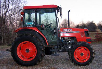 Decizie ÎCCJ: Conducerea unui tractor pe drumurile publice de către o persoană fără permis nu este infracțiune