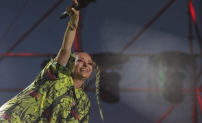 Delia era să ia foc, pe scenă, la primul său concert în aer liber, la care nu au fost pompieri