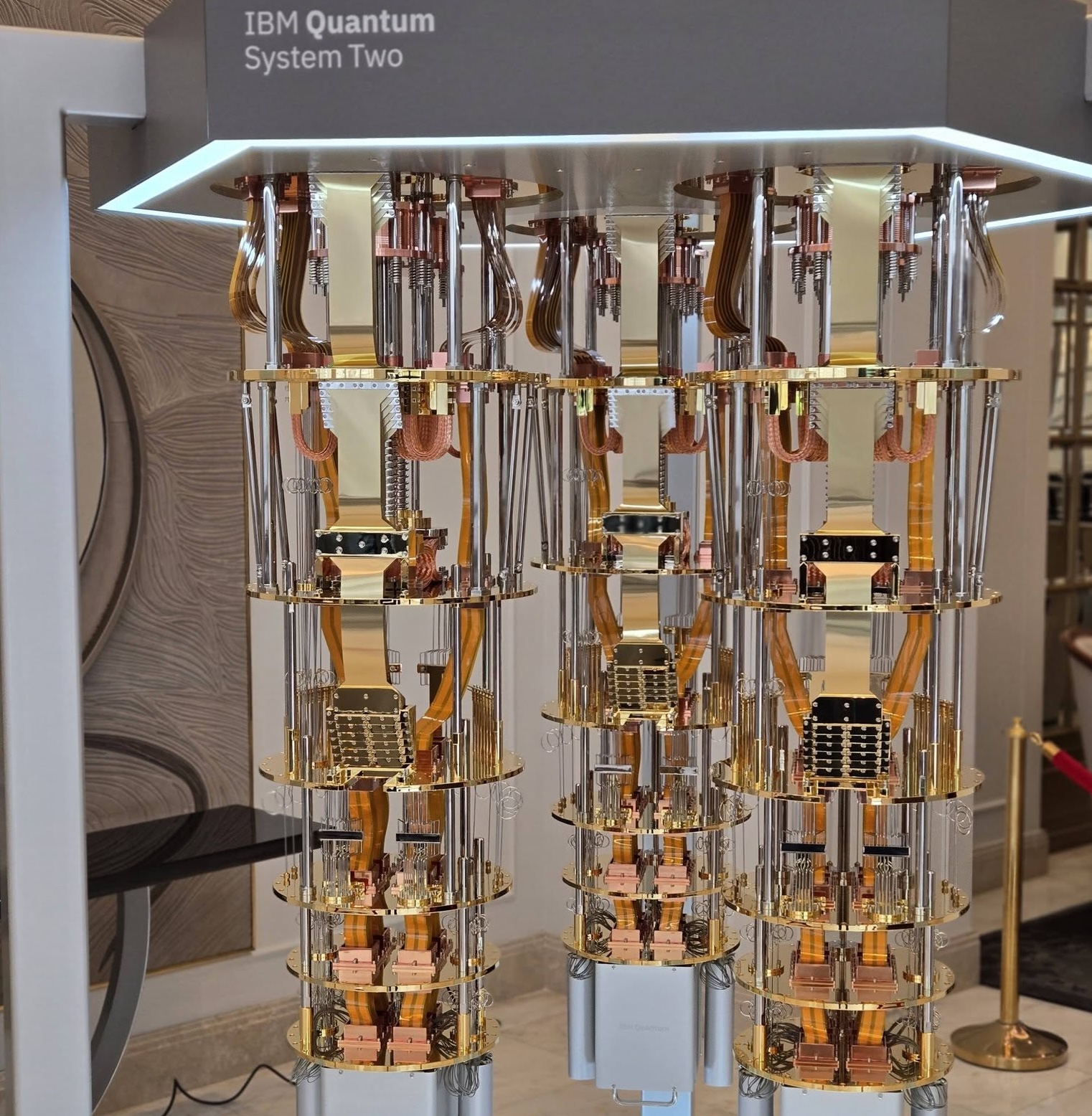 Deocamdată la Iași s-au dat 300.000 de dolari pentru macheta unui computer cuantic IBM. Modelul real e promis abia în toamnă