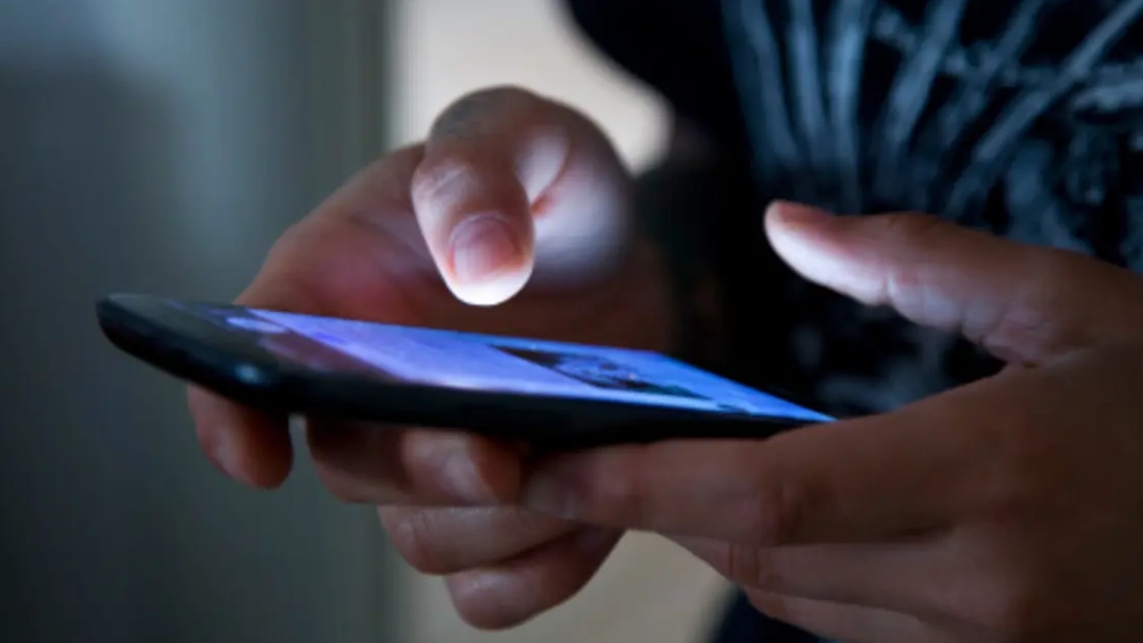 Dependența de clipuri scurte: Cum ne „fură" atenția scrollul infinit de pe telefon