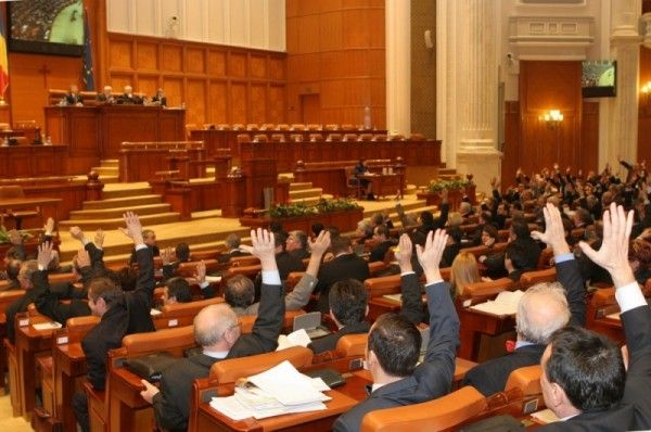 Deputații au adoptat tacit pensiile speciale ale aleșilor locali