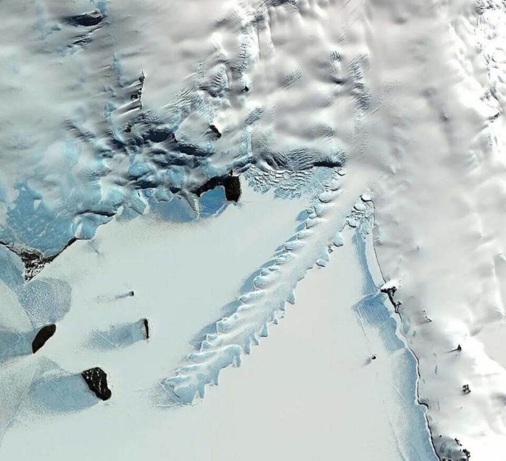Descoperire neobișnuită făcută de savanți sub Antarctica. O structură masivă, îngropată la 3 km sub gheață