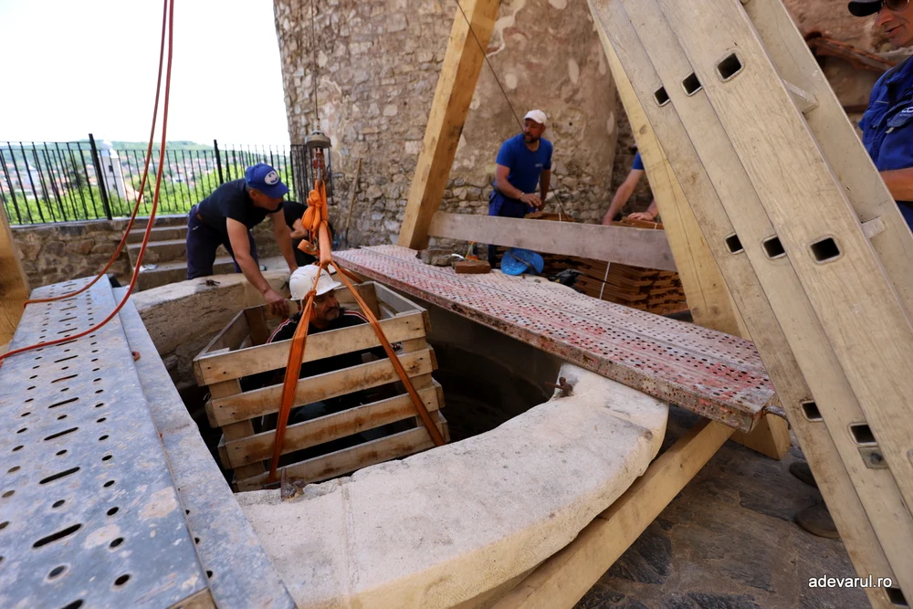 Descoperirea care spulberă legenda fântânii cu apă vie din Castelul Corvinilor. Ce au scos muncitorii de la 30 de metri adâncime
