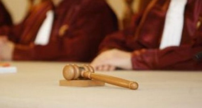Dezincriminarea conflictului de interese atacata la CCR de parlamentarii care au votat-o