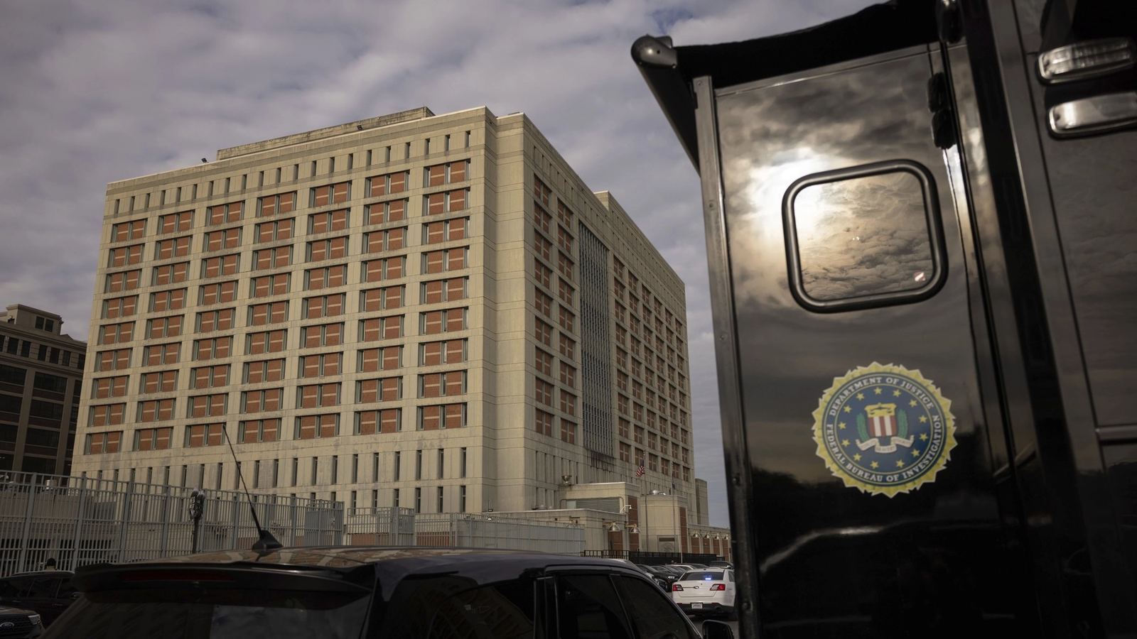 Dezvăluirea anului: Spargerea care a schimbat istoria SUA - Povestea incredibilă a unor oameni obișnuiți care au pătruns în FBI și au expus cele mai întunecate secrete
