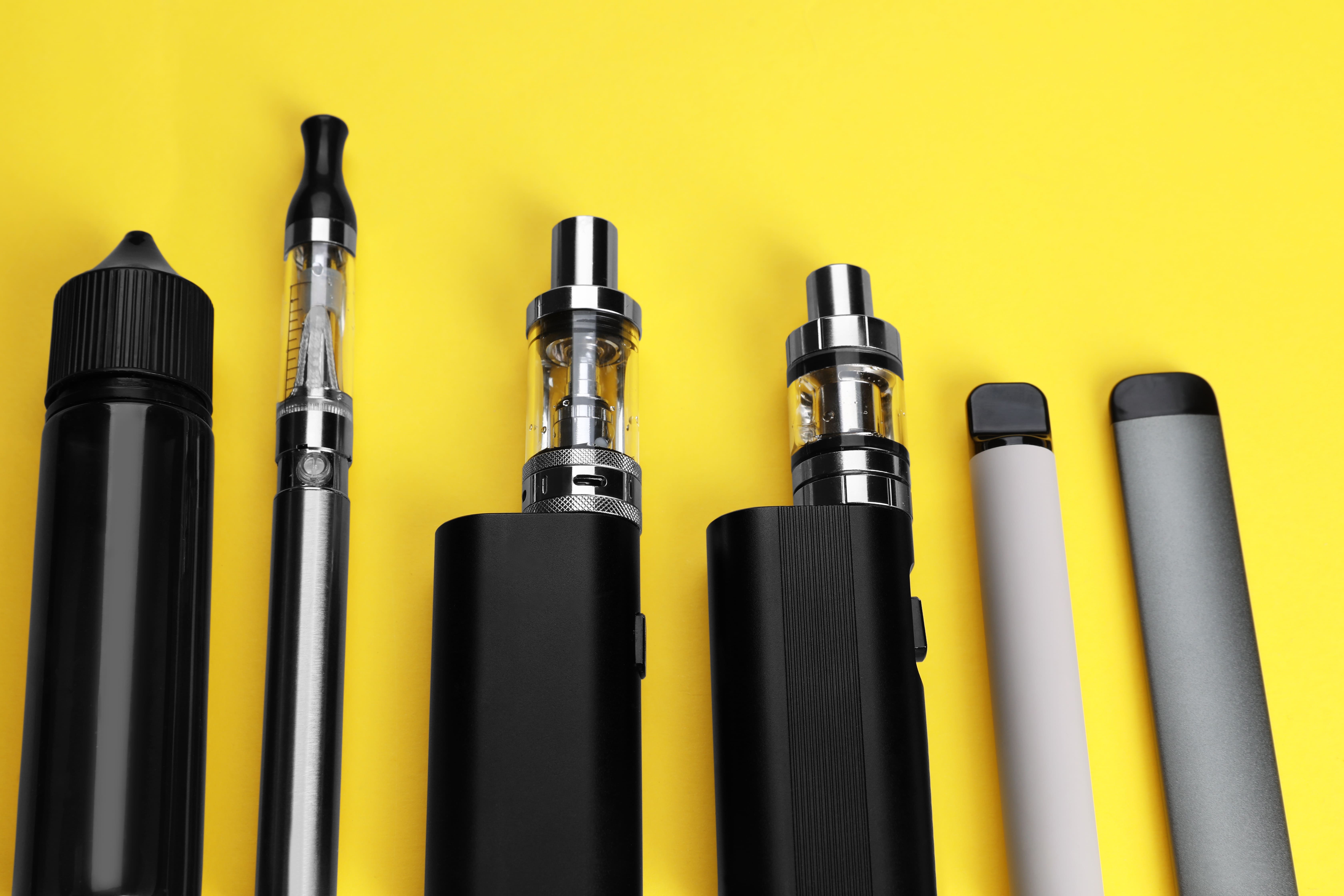 Diferența dintre puff bar și kit vape cu atomizor
