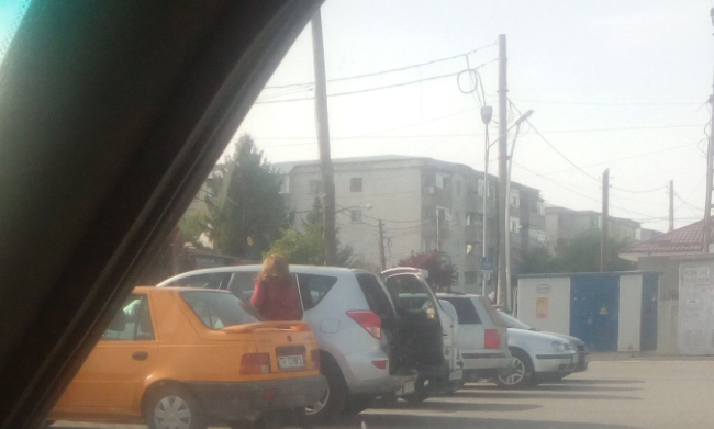 Directoare de la CFR Marfă cu mașina de serviciu în vacanță