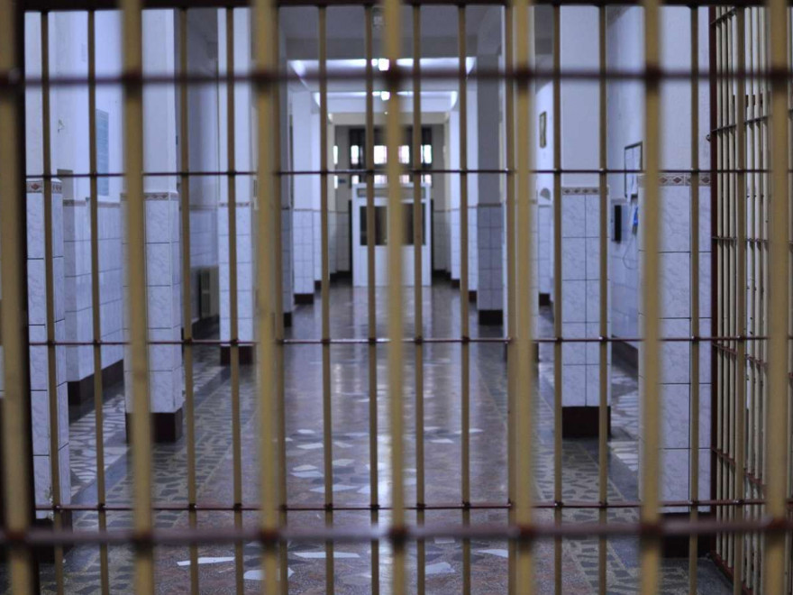 Directorul unui penitenciar este acuzat că a cerut bunuri de la iubita unui deţinut