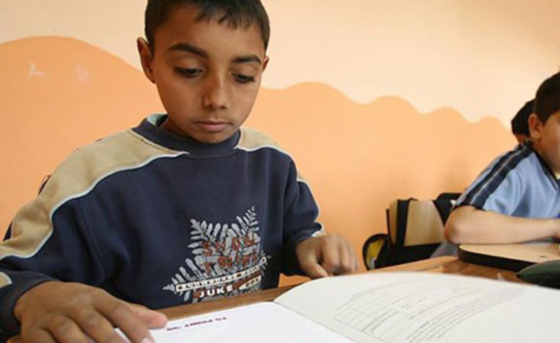 Discriminare la o școală din Iași. Elevii romi ies în pauză la o altă oră față de ceilalți copii