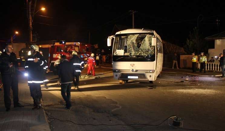 DN1: 5 morți și 26 de răniți, după ce un autocar s-a ciocnit cu o autobasculantă