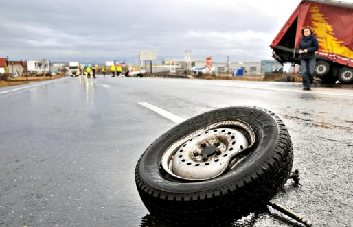 DN1. Doi morti după ce un taxi a intrat sub un tir