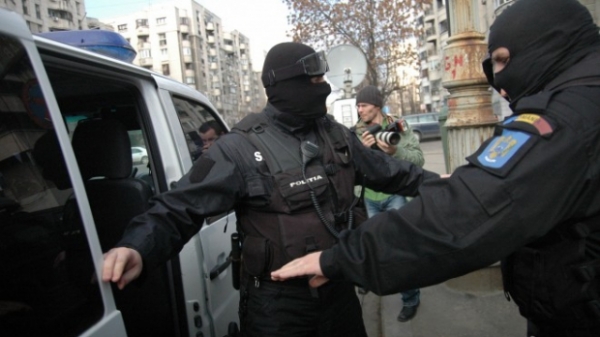 DNA mai prinde doi pesti: Sef de la investigații criminale și un agent au fost reținuți