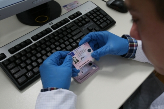 Doi agenti de la Serviciul Permise si Inmatriculari, pusi sub control judiciar
