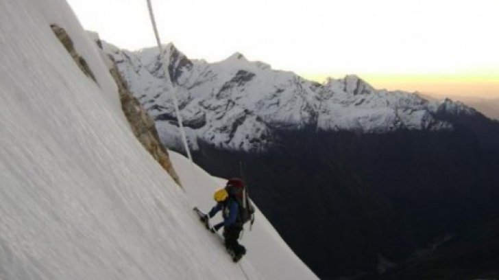 Doi alpinişti români s-au retras la limita supravieţuirii în Himalaya