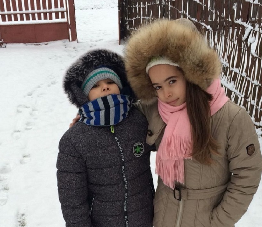 Doi copii daţi în consemn la frontieră după ce au fost răpiti de tatăl lor, care nu avea acordul mamei
