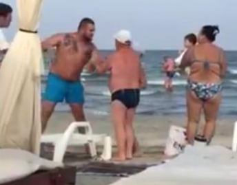 Doi pensionari bătuti pentru că nu au vrut să închirieze un șezlong VIDEO