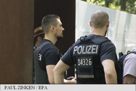 Doi polițiști au fost confundați cu niște stripperi