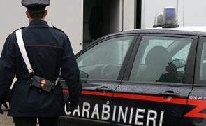 Doi români din Italia au vrut să fure mașina poliției, cu tot cu polițist în ea